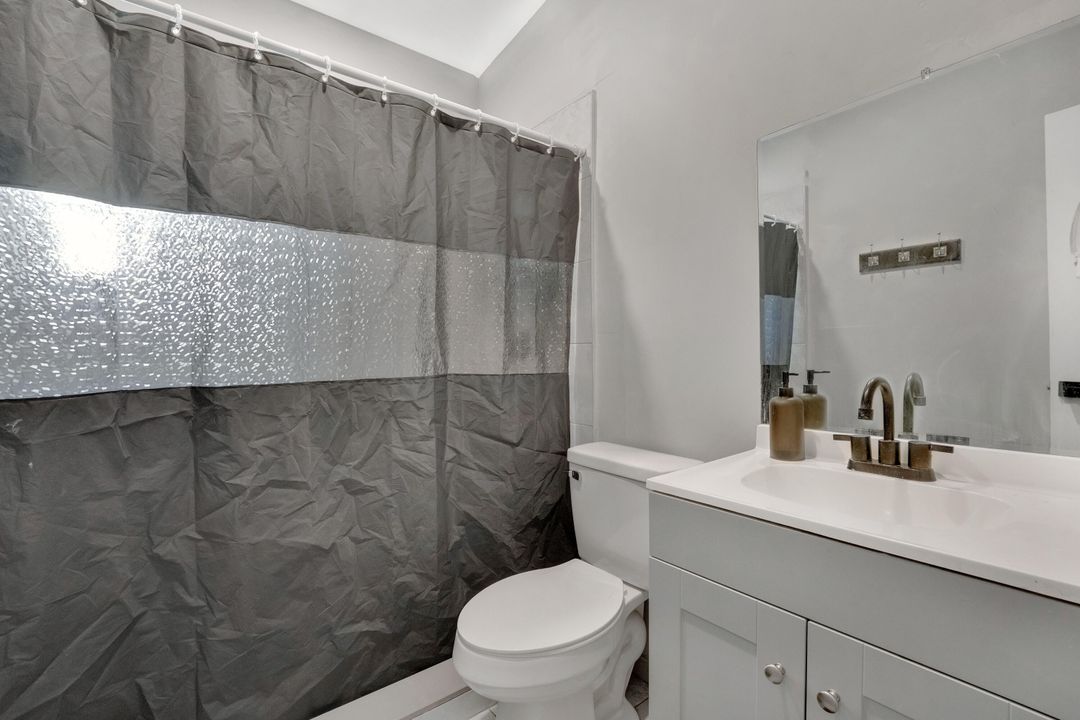 合同活跃: $399,000 (3 贝兹, 2 浴室, 825 平方英尺)