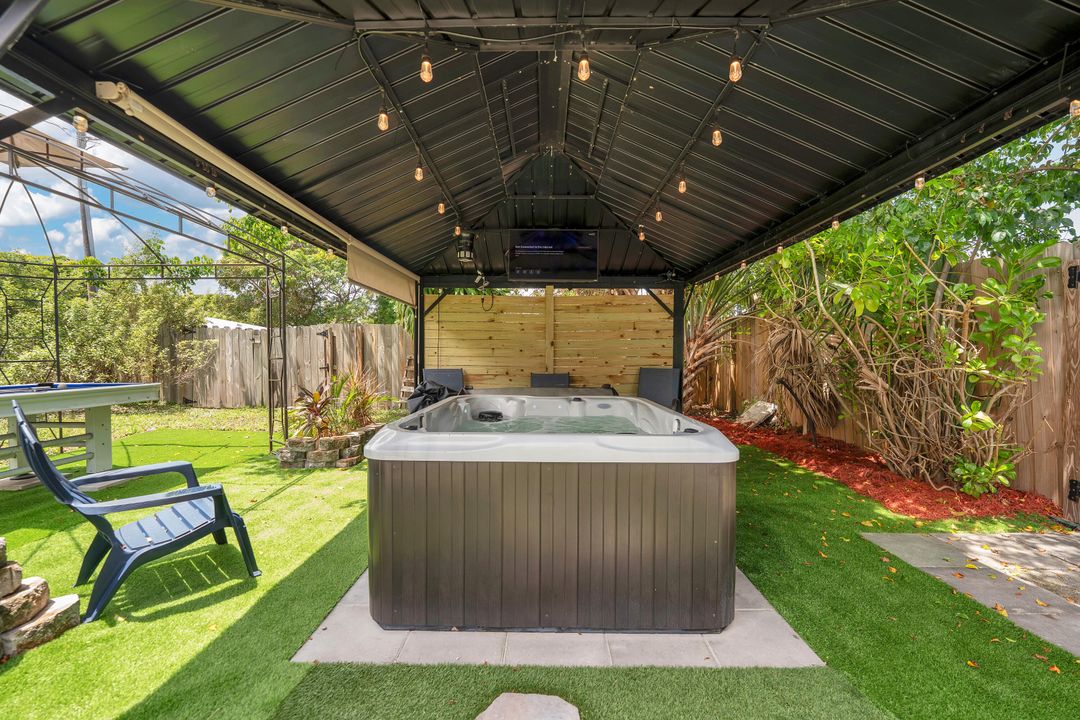 合同活跃: $399,000 (3 贝兹, 2 浴室, 825 平方英尺)