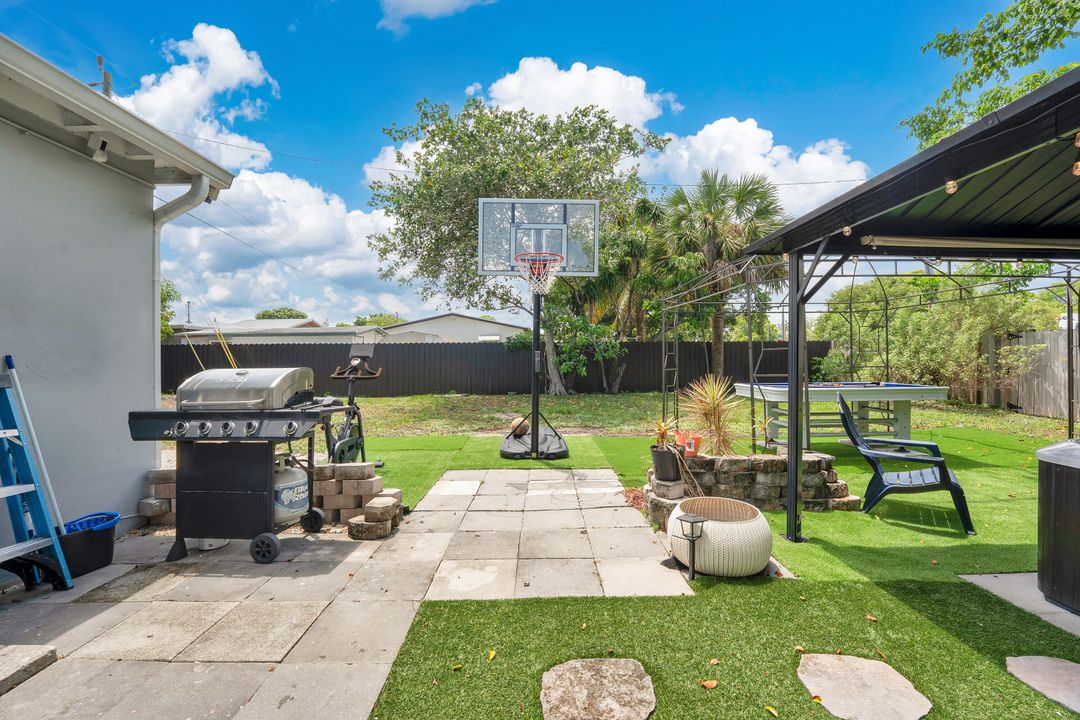 合同活跃: $399,000 (3 贝兹, 2 浴室, 825 平方英尺)