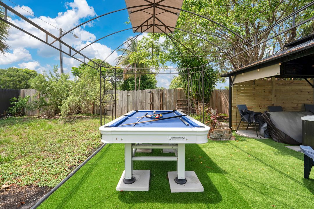 合同活跃: $399,000 (3 贝兹, 2 浴室, 825 平方英尺)