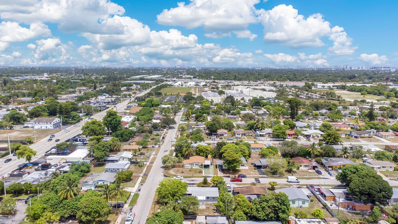 合同活跃: $399,000 (3 贝兹, 2 浴室, 825 平方英尺)