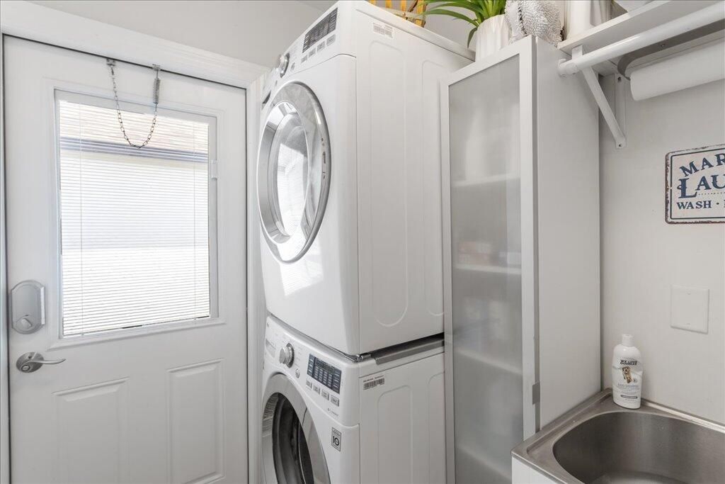 Active With Contract: $560,000 (3 beds, 2 baths, 1626 Square Feet)