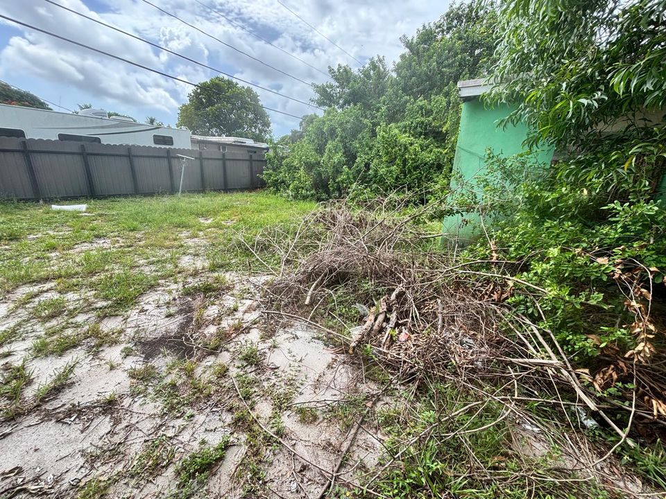 合同活跃: $180,000 (2 贝兹, 1 浴室, 572 平方英尺)