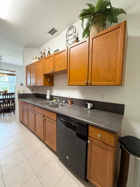 合同活跃: $364,900 (2 贝兹, 2 浴室, 1448 平方英尺)