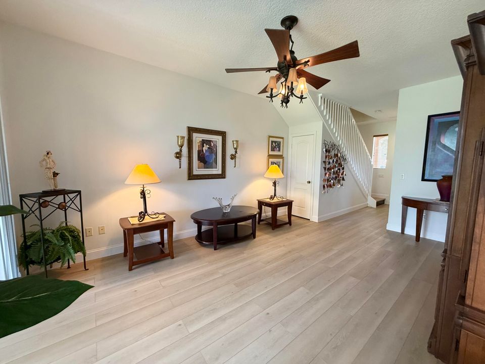 合同活跃: $364,900 (2 贝兹, 2 浴室, 1448 平方英尺)