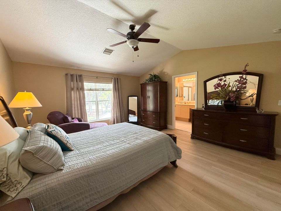 合同活跃: $364,900 (2 贝兹, 2 浴室, 1448 平方英尺)