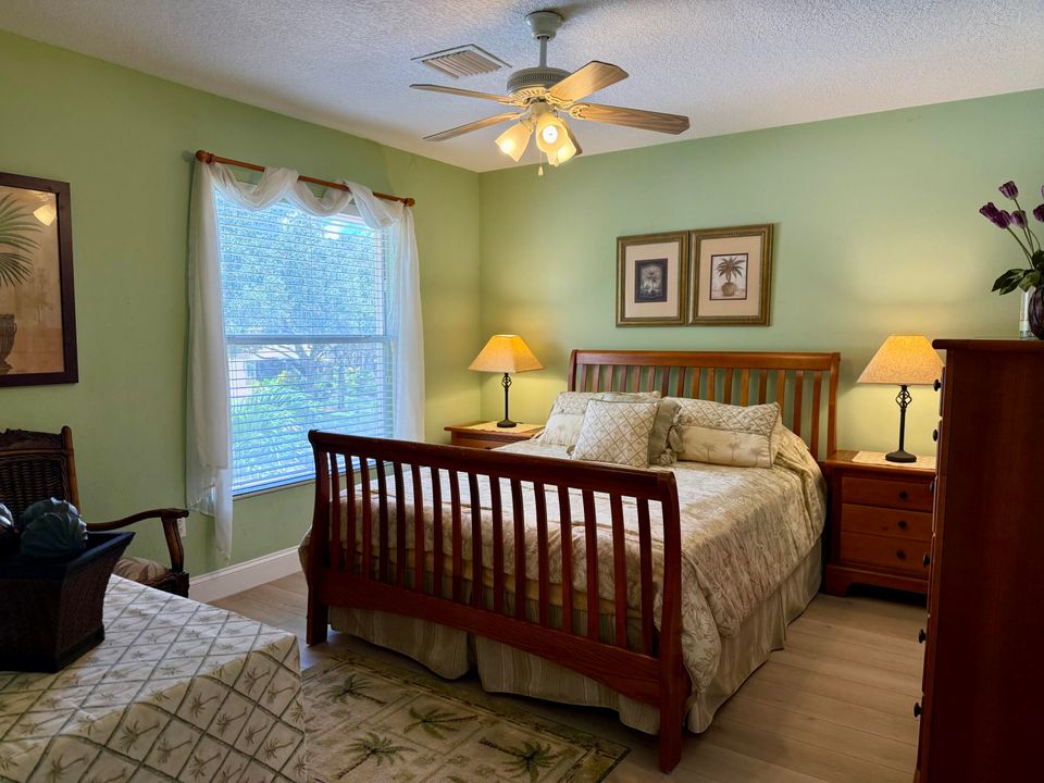 合同活跃: $364,900 (2 贝兹, 2 浴室, 1448 平方英尺)