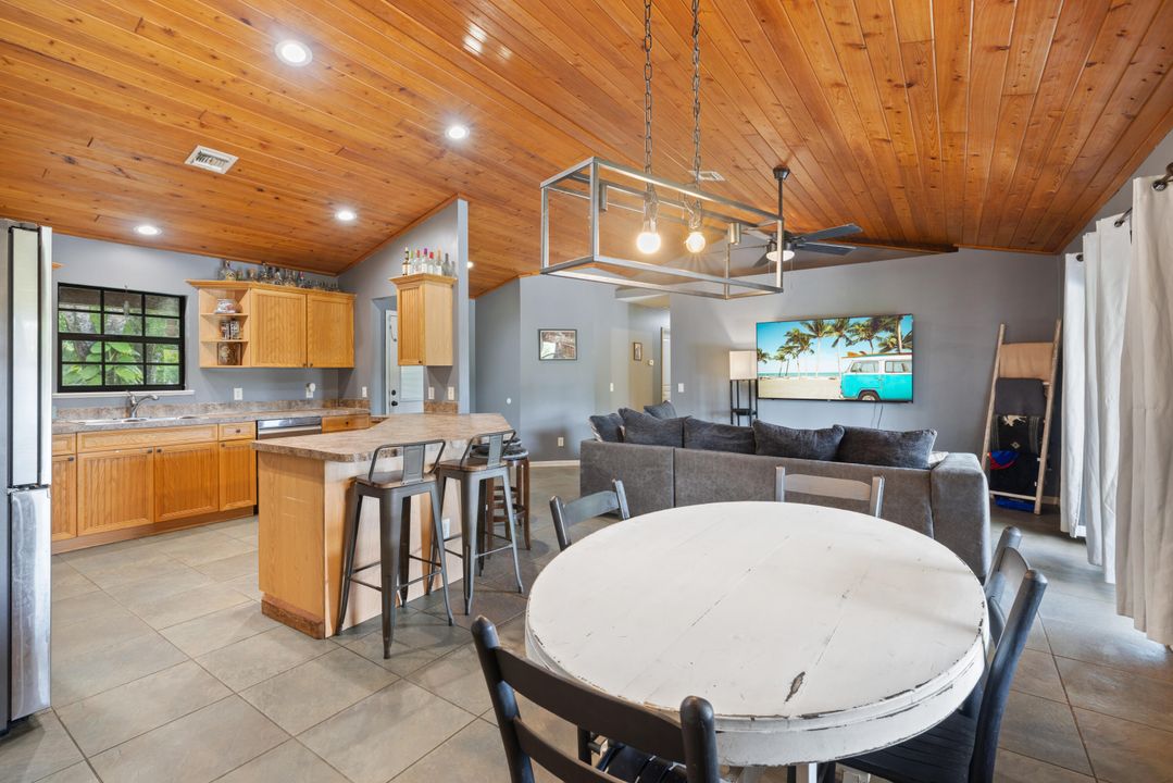 合同活跃: $395,000 (3 贝兹, 2 浴室, 1272 平方英尺)