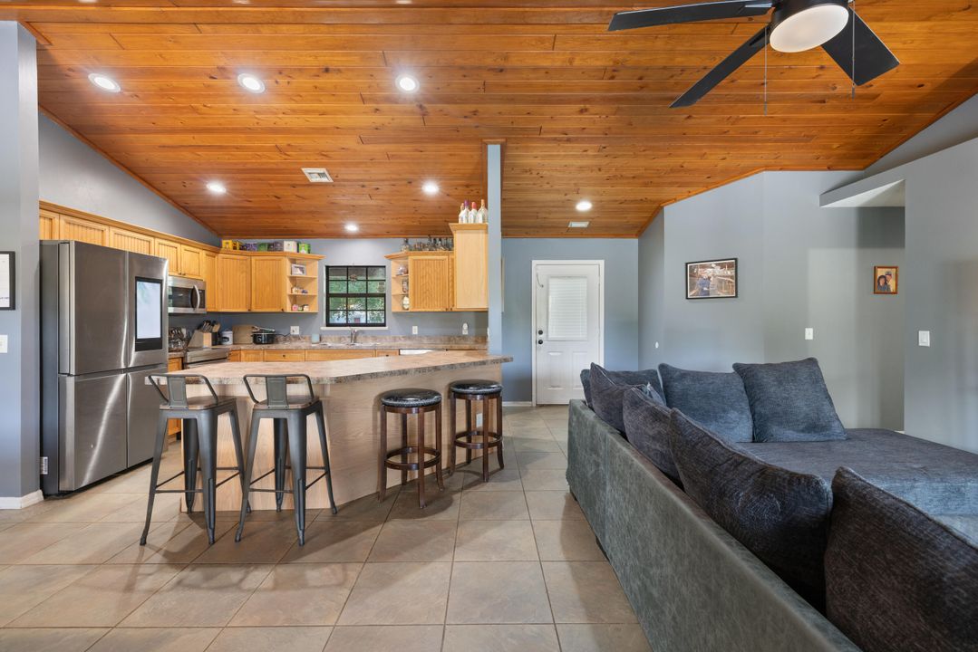 合同活跃: $395,000 (3 贝兹, 2 浴室, 1272 平方英尺)