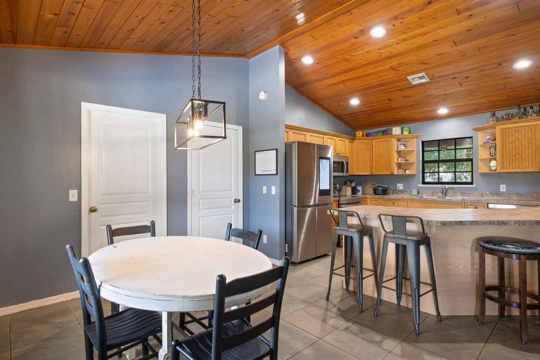 合同活跃: $395,000 (3 贝兹, 2 浴室, 1272 平方英尺)