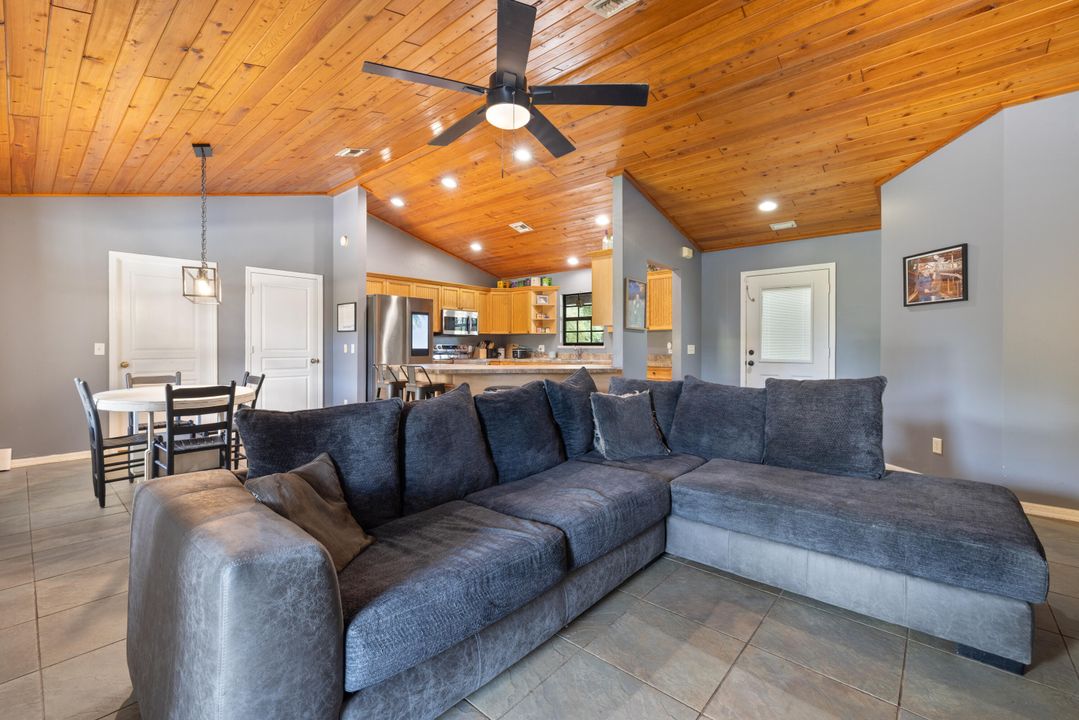 合同活跃: $395,000 (3 贝兹, 2 浴室, 1272 平方英尺)