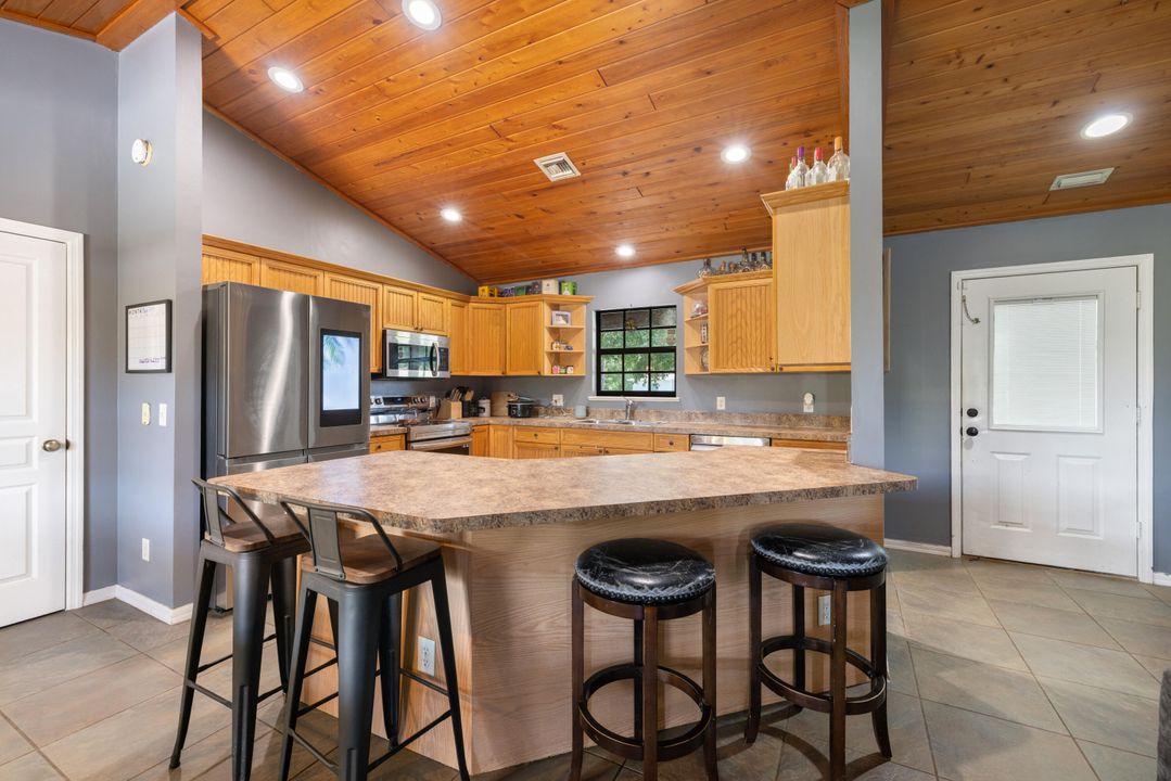 合同活跃: $395,000 (3 贝兹, 2 浴室, 1272 平方英尺)