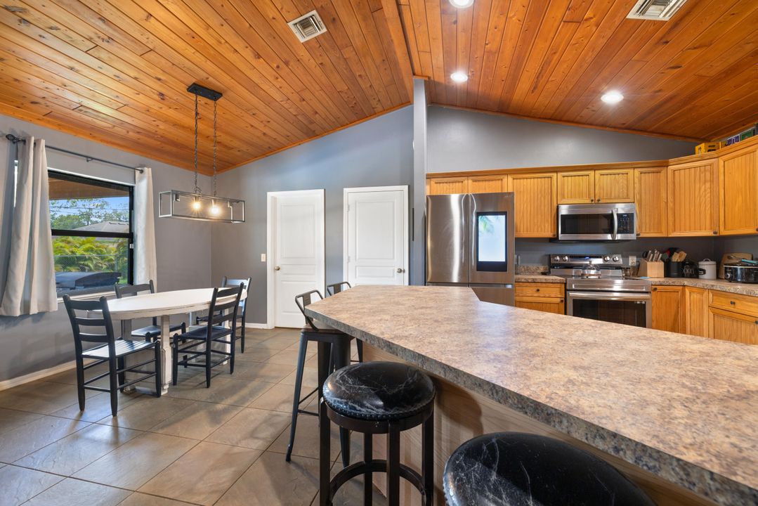 合同活跃: $395,000 (3 贝兹, 2 浴室, 1272 平方英尺)