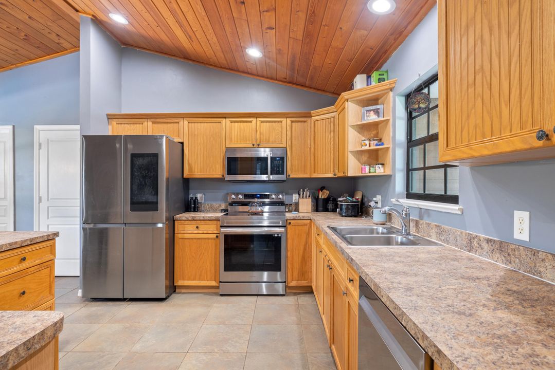 合同活跃: $395,000 (3 贝兹, 2 浴室, 1272 平方英尺)