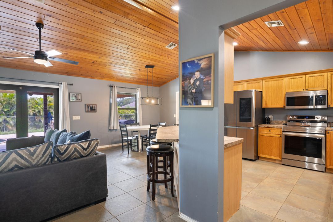 合同活跃: $395,000 (3 贝兹, 2 浴室, 1272 平方英尺)