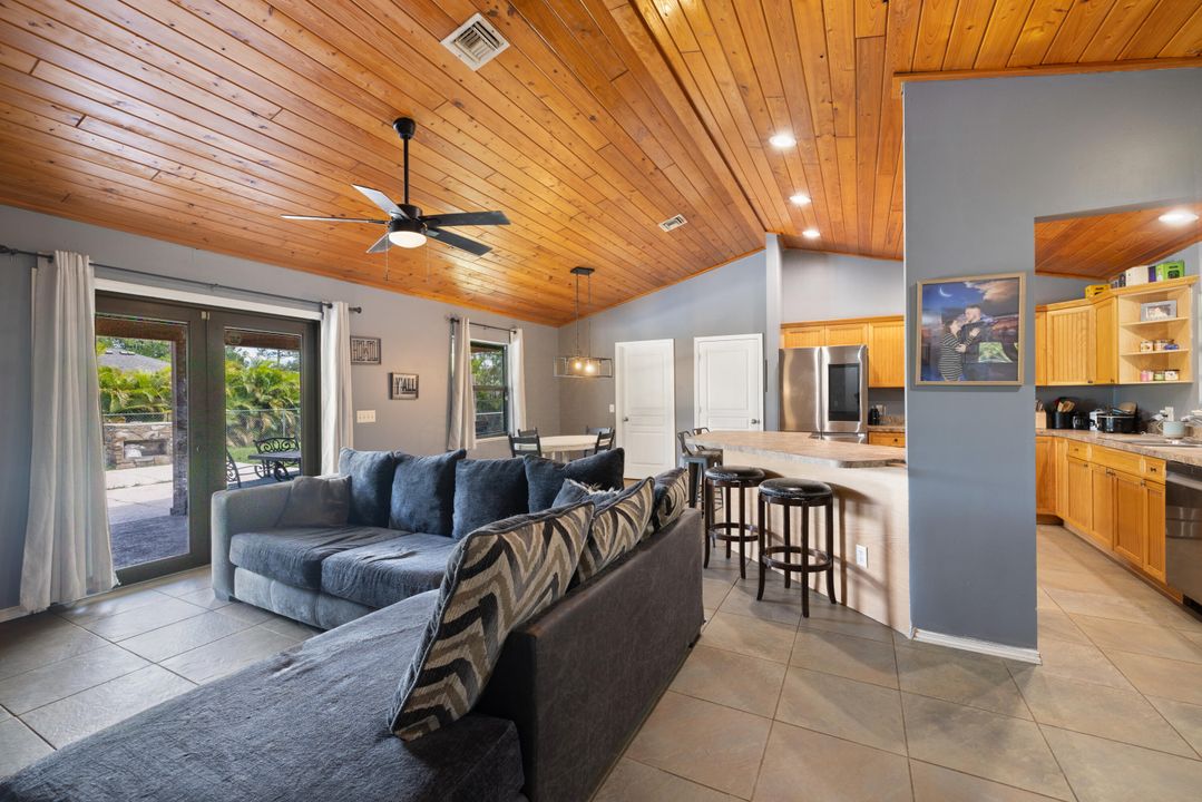 合同活跃: $395,000 (3 贝兹, 2 浴室, 1272 平方英尺)