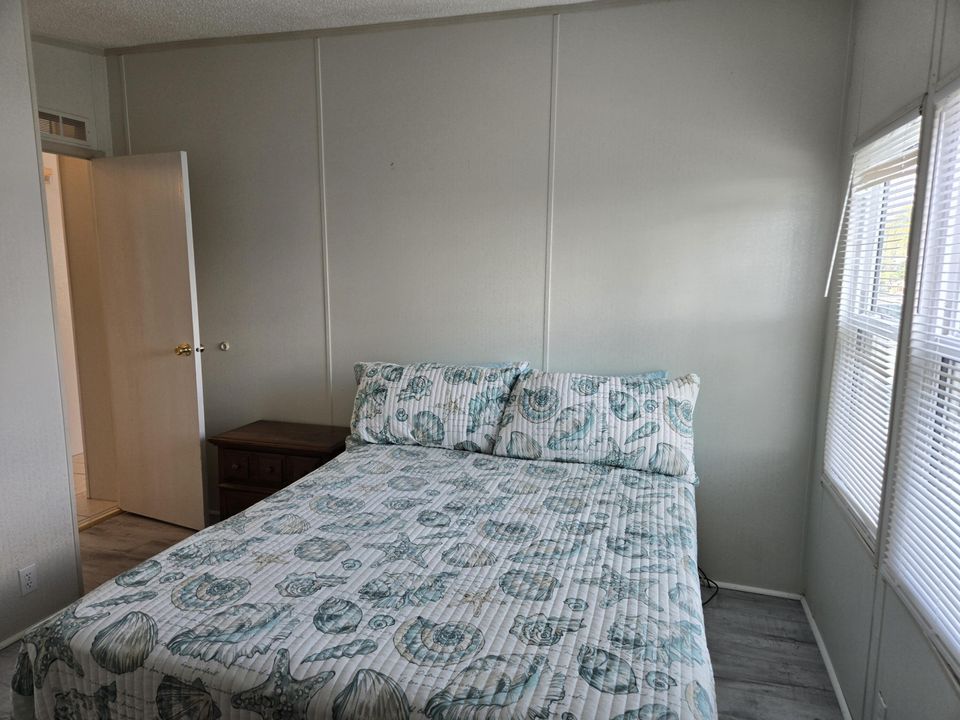 For Sale: $187,000 (2 beds, 2 baths, 1296 Square Feet)