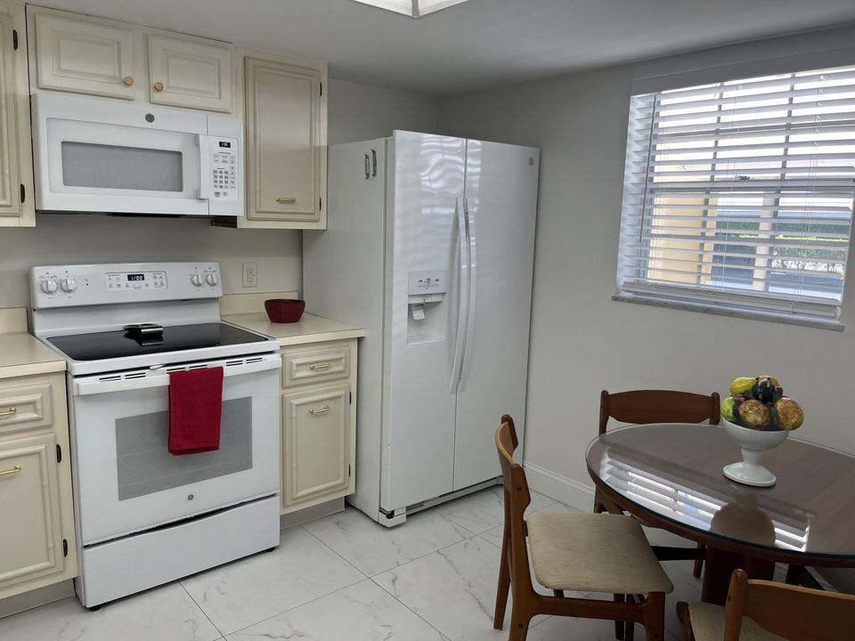 For Sale: $285,000 (2 beds, 2 baths, 1421 Square Feet)