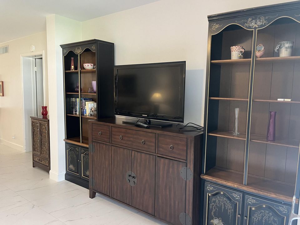 For Sale: $285,000 (2 beds, 2 baths, 1421 Square Feet)