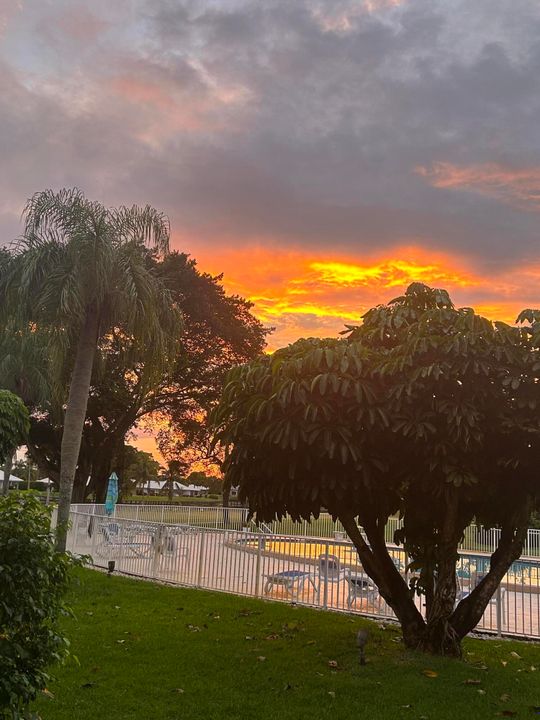 For Sale: $285,000 (2 beds, 2 baths, 1421 Square Feet)