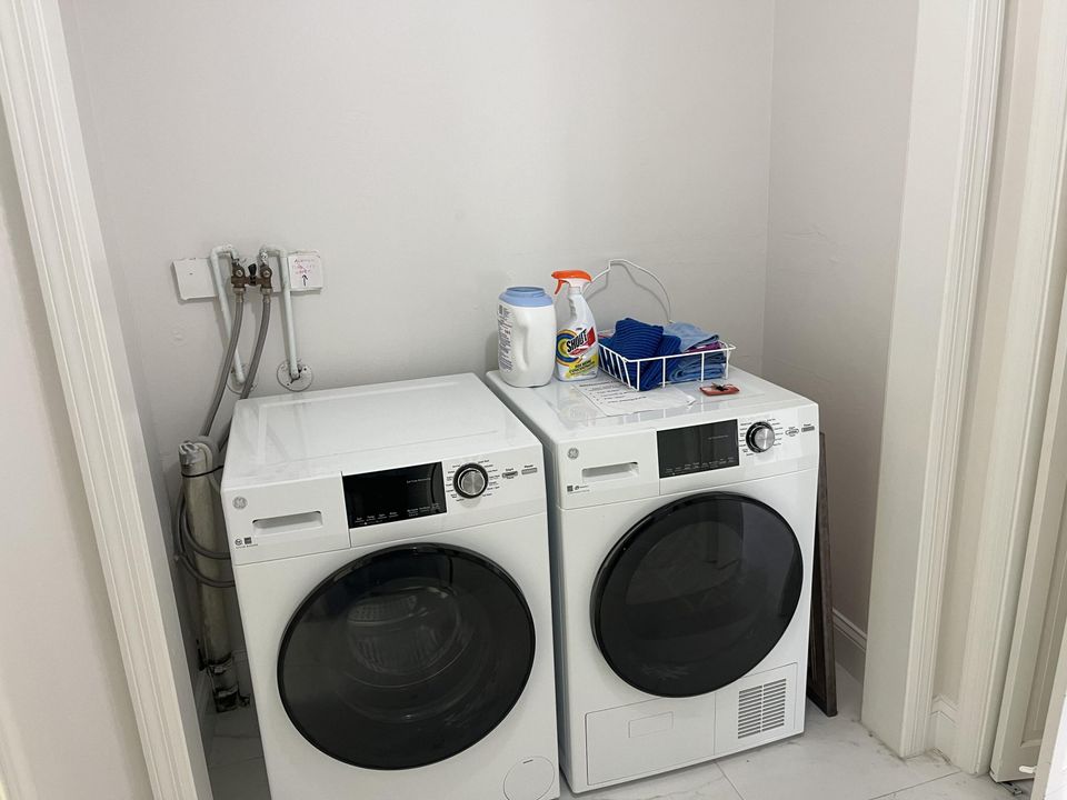 For Sale: $285,000 (2 beds, 2 baths, 1421 Square Feet)