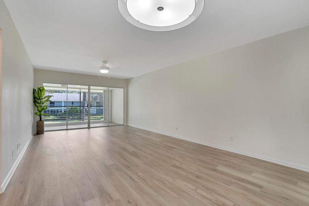 En Venta: $235,000 (2 camas, 2 baños, 886 Pies cuadrados)