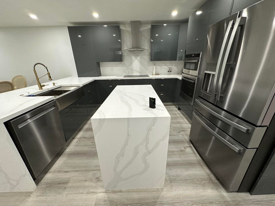 合同活跃: $3,000 (2 贝兹, 2 浴室, 1227 平方英尺)