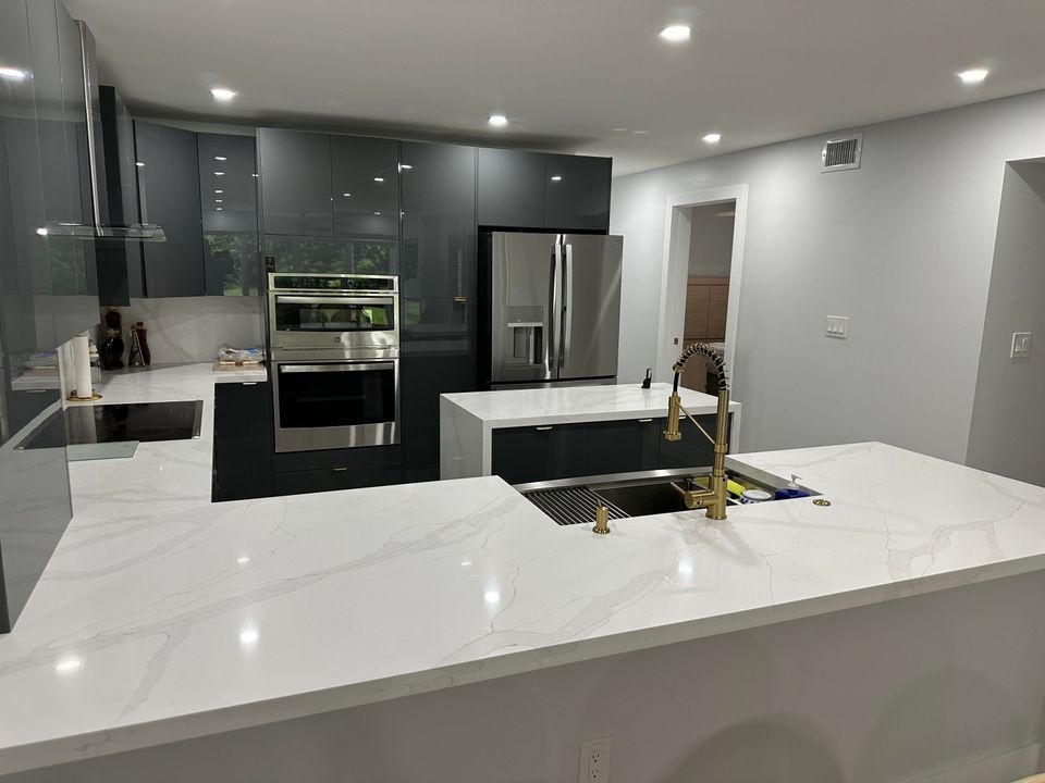 合同活跃: $3,000 (2 贝兹, 2 浴室, 1227 平方英尺)