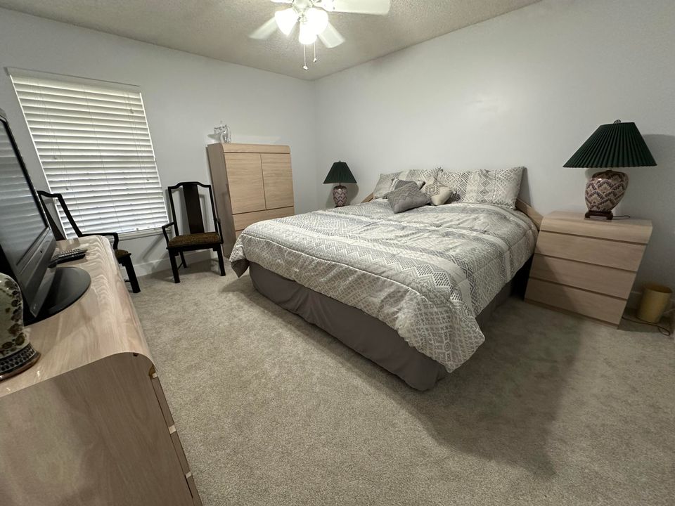 合同活跃: $3,000 (2 贝兹, 2 浴室, 1227 平方英尺)