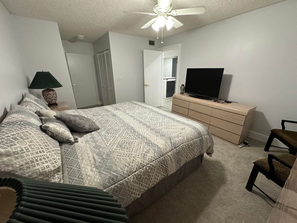 合同活跃: $3,000 (2 贝兹, 2 浴室, 1227 平方英尺)