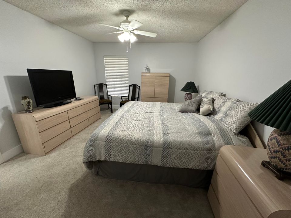 合同活跃: $3,000 (2 贝兹, 2 浴室, 1227 平方英尺)