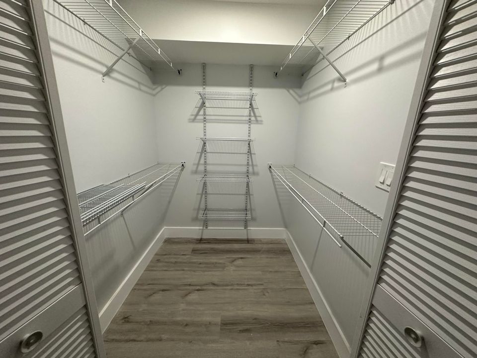 合同活跃: $3,000 (2 贝兹, 2 浴室, 1227 平方英尺)