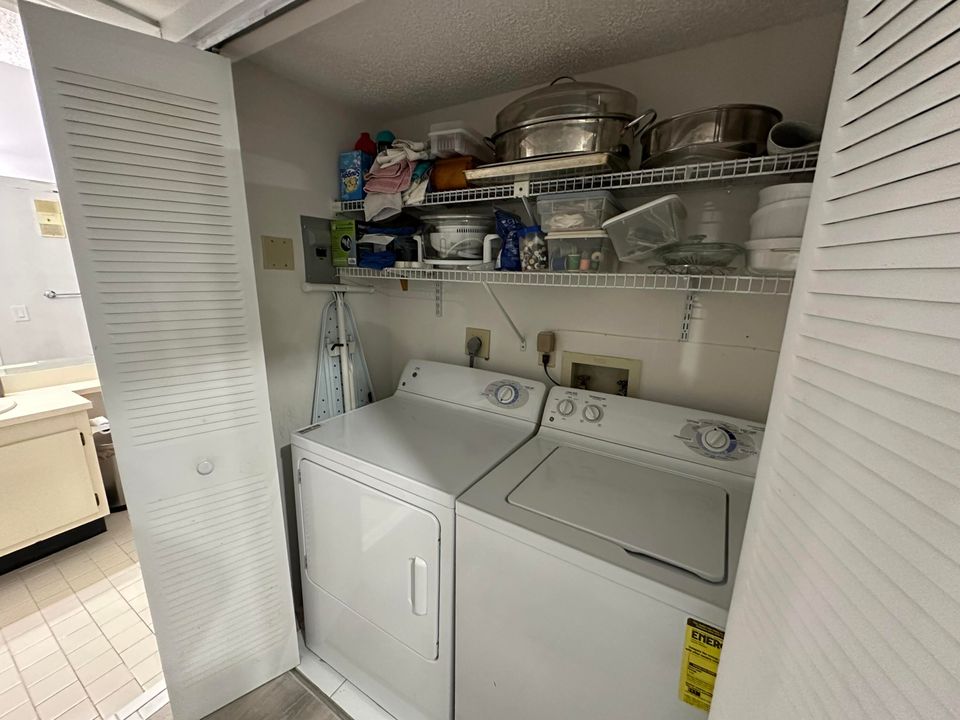 合同活跃: $3,000 (2 贝兹, 2 浴室, 1227 平方英尺)