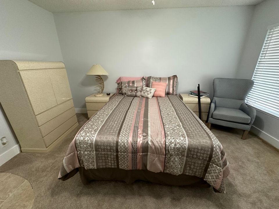 合同活跃: $3,000 (2 贝兹, 2 浴室, 1227 平方英尺)