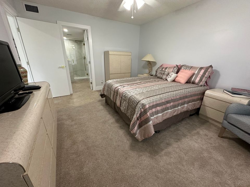 合同活跃: $3,000 (2 贝兹, 2 浴室, 1227 平方英尺)