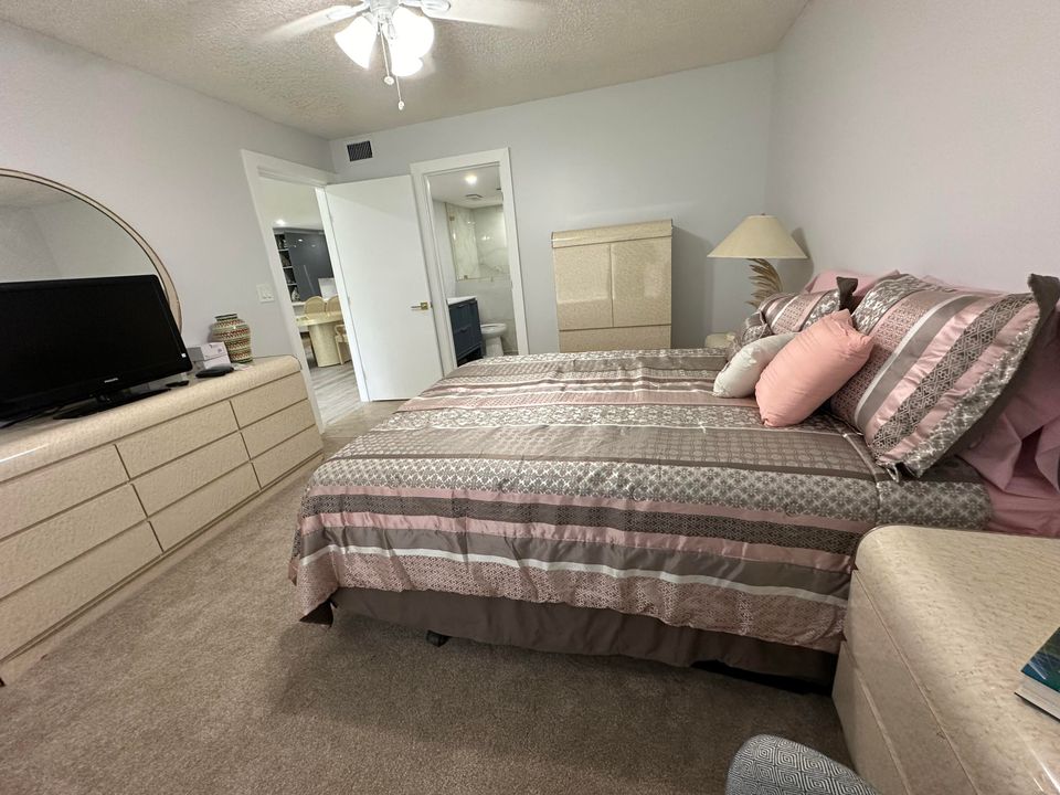 合同活跃: $3,000 (2 贝兹, 2 浴室, 1227 平方英尺)