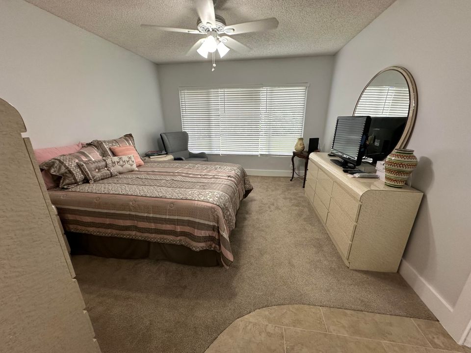 合同活跃: $3,000 (2 贝兹, 2 浴室, 1227 平方英尺)