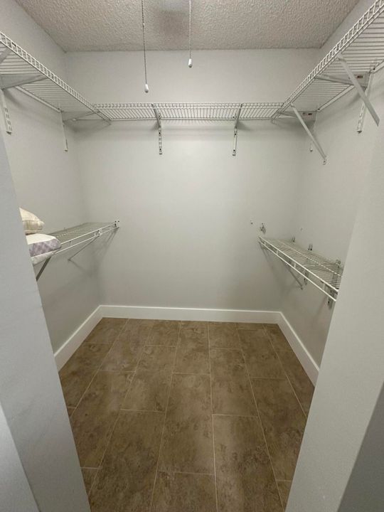 合同活跃: $3,000 (2 贝兹, 2 浴室, 1227 平方英尺)