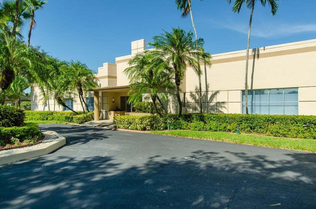 合同活跃: $3,000 (2 贝兹, 2 浴室, 1227 平方英尺)