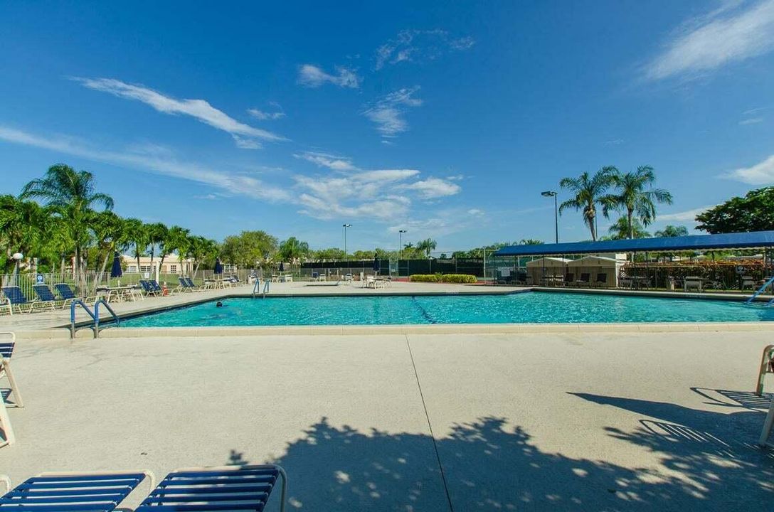 合同活跃: $3,000 (2 贝兹, 2 浴室, 1227 平方英尺)