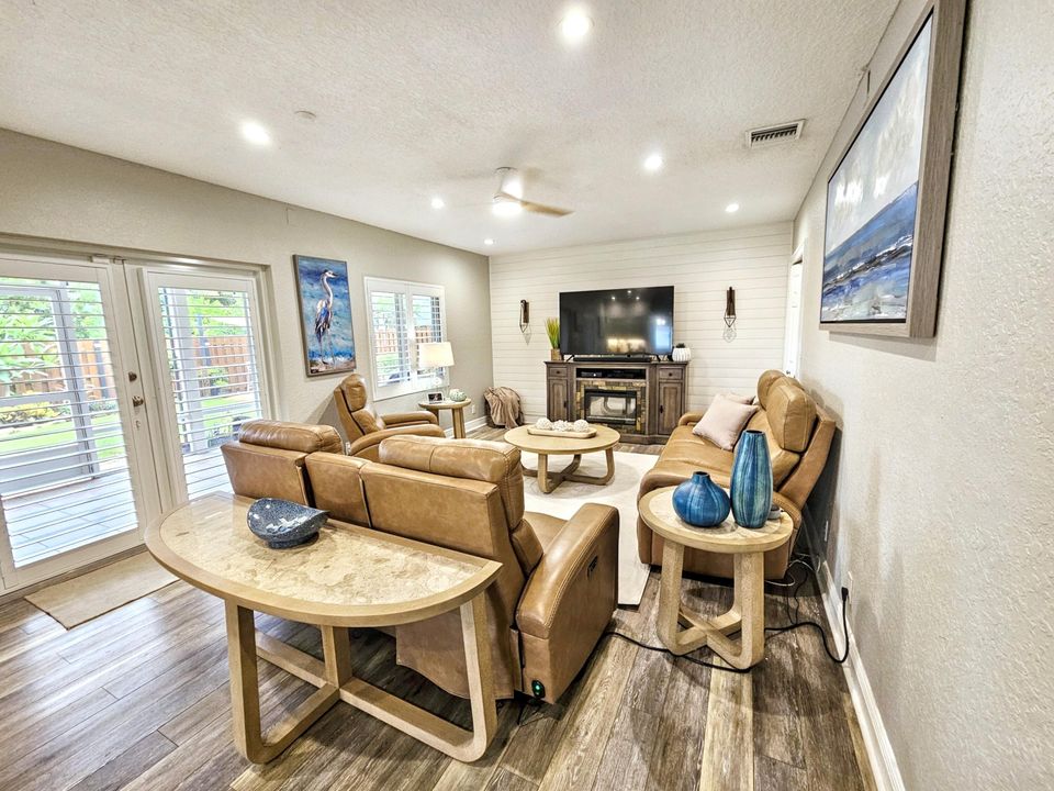 合同活跃: $1,082,000 (3 贝兹, 2 浴室, 1705 平方英尺)