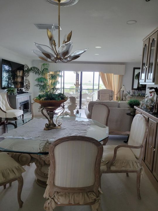 合同活跃: $5,000 (2 贝兹, 2 浴室, 1272 平方英尺)