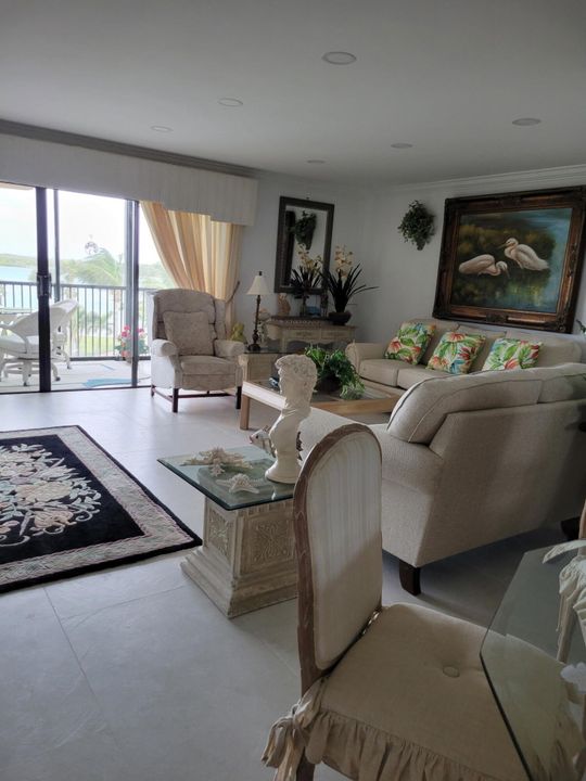 合同活跃: $5,000 (2 贝兹, 2 浴室, 1272 平方英尺)