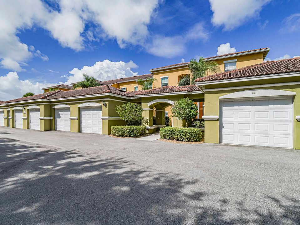 Recently Sold: $160,000 (2 beds, 2 baths, 994 Square Feet)