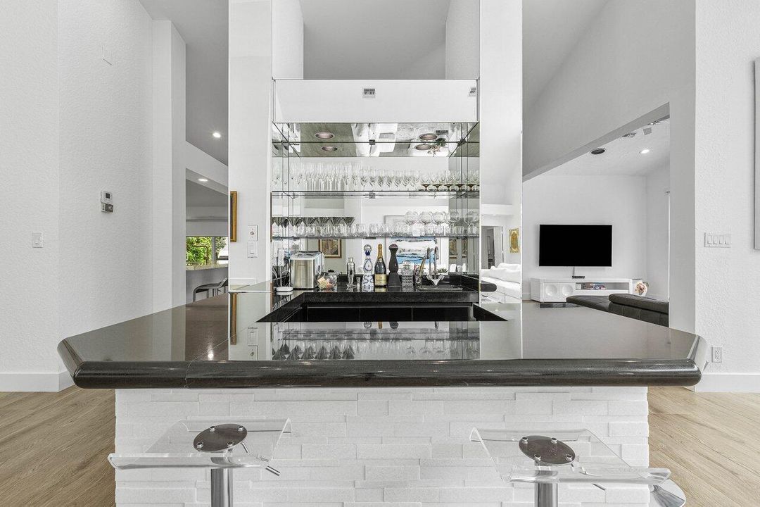 Activo con contrato: $2,275,000 (4 camas, 4 baños, 4546 Pies cuadrados)