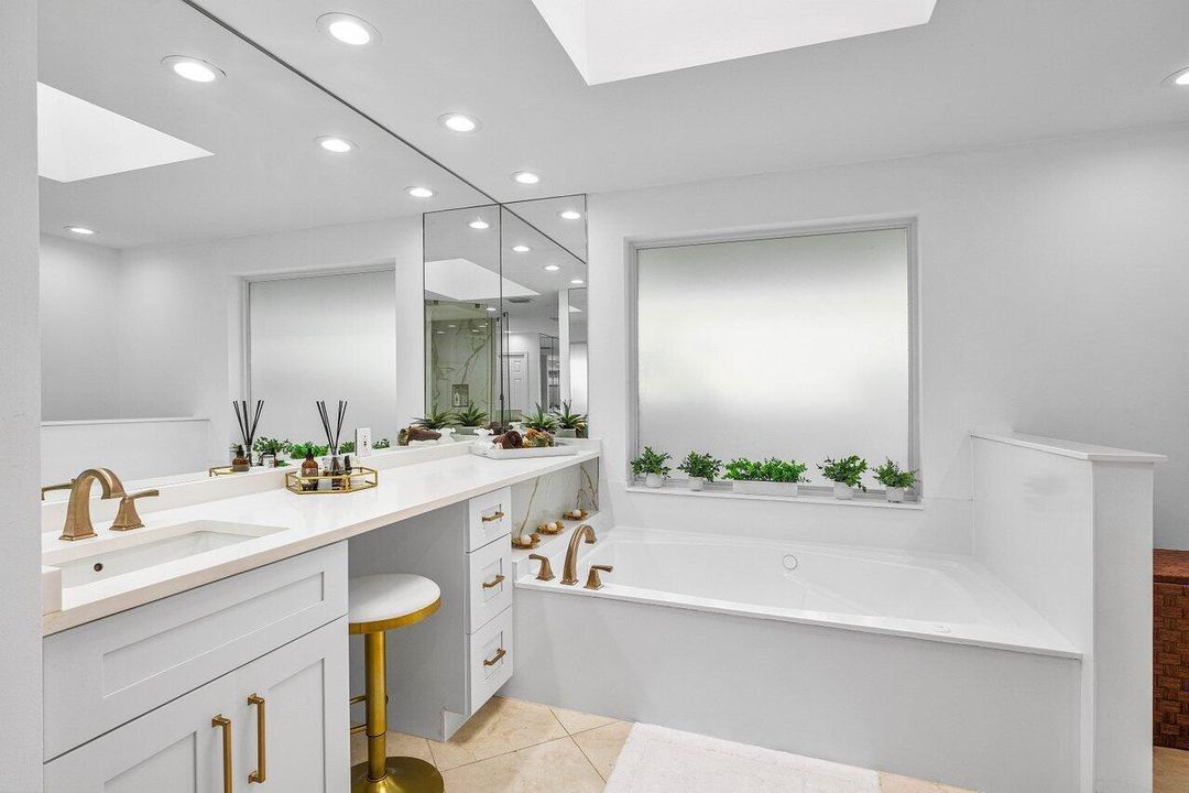 Activo con contrato: $2,275,000 (4 camas, 4 baños, 4546 Pies cuadrados)