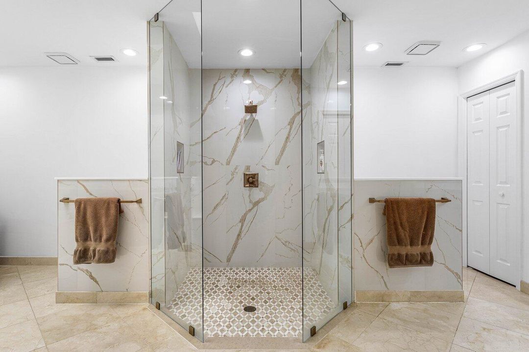 Activo con contrato: $2,275,000 (4 camas, 4 baños, 4546 Pies cuadrados)