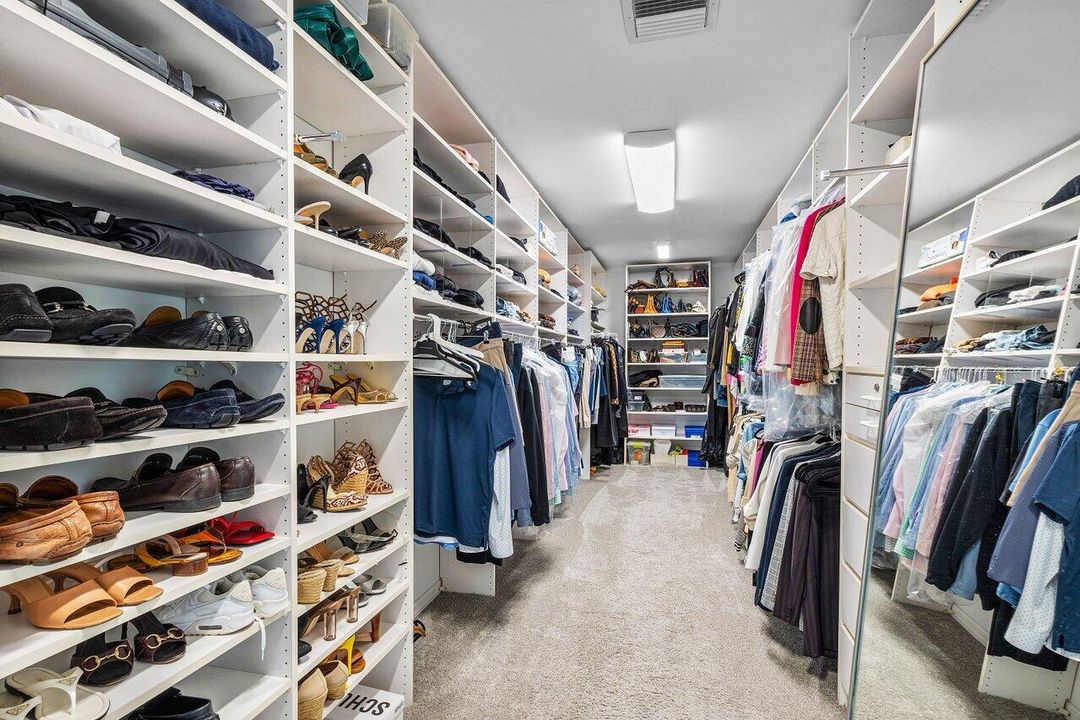 Activo con contrato: $2,275,000 (4 camas, 4 baños, 4546 Pies cuadrados)