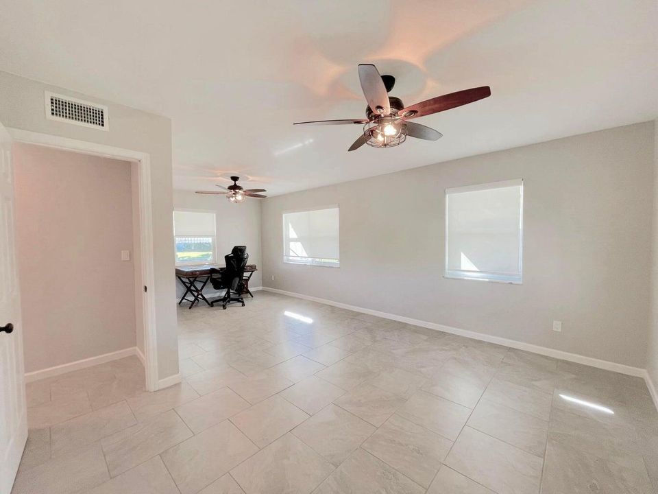 For Sale: $399,900 (3 beds, 3 baths, 1781 Square Feet)