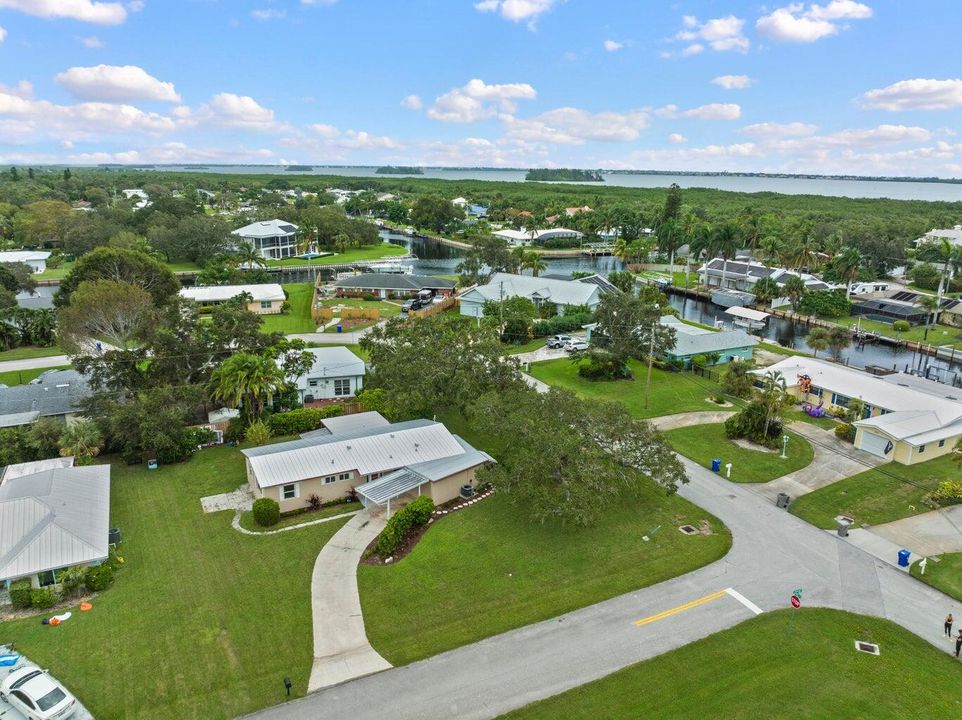 For Sale: $399,900 (3 beds, 3 baths, 1781 Square Feet)